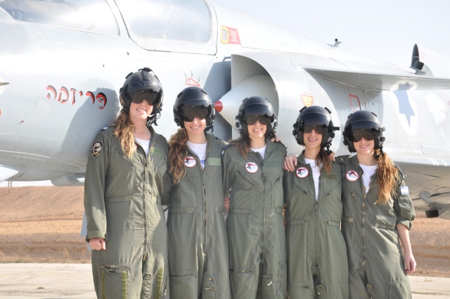 5 female pilots graduate pilots' course